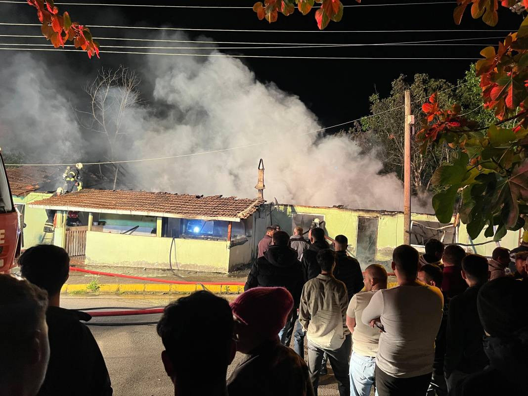 Kocaeli'de ‘pes’ dedirten olay: Alkol alıp, annesi de içerideyken evi ateşe verdi - Resim: 4